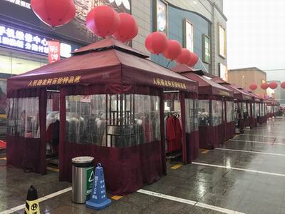 氣溫漸漸變低，戶(hù)外促銷(xiāo)有點(diǎn)冷，選什么折疊帳篷好