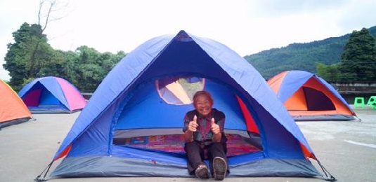 露營帳篷，是他們的臨時港灣