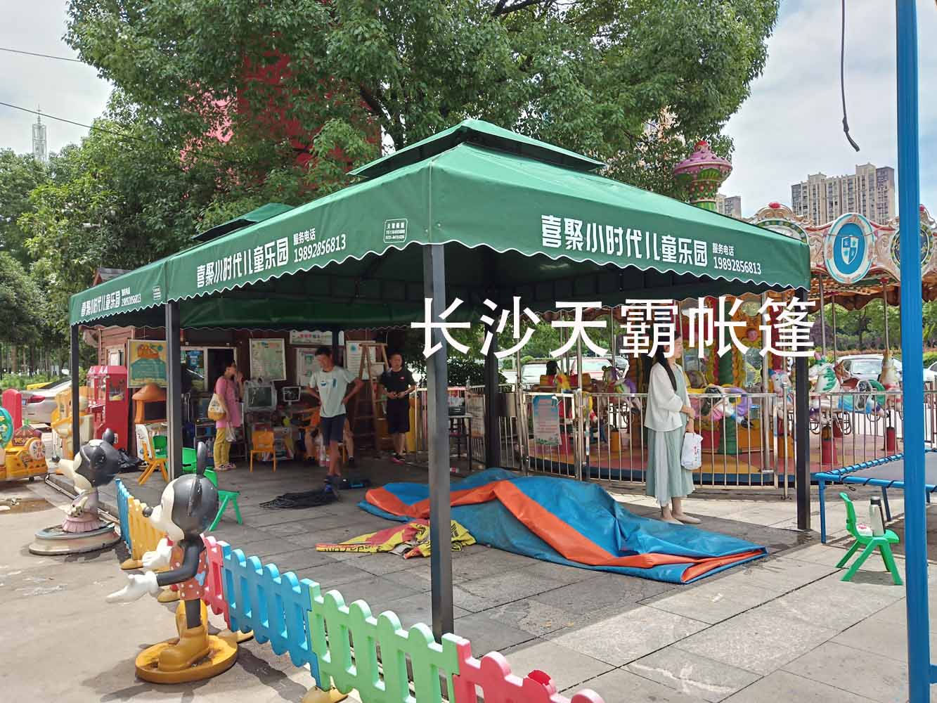 夏天兒童樂園可裝配天霸庭院帳篷，讓快樂有個遮陽避風(fēng)港